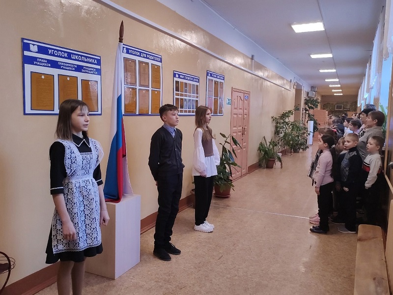 Поднятие флага Российской Федерации.